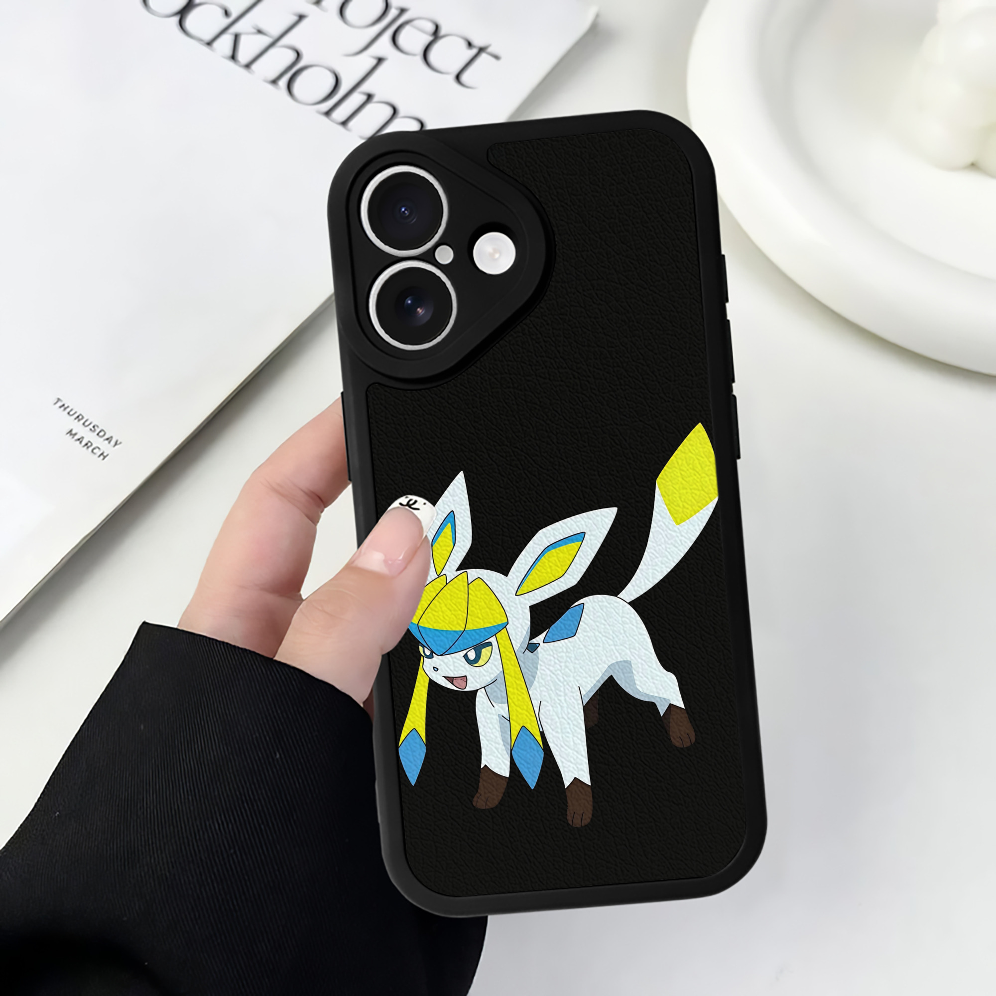 （画像用） Digimon デジタルモンスター/デジモン 【iPhone 16シリーズ対応】シリコンスマホケース（レザー調） 材質：シリコン